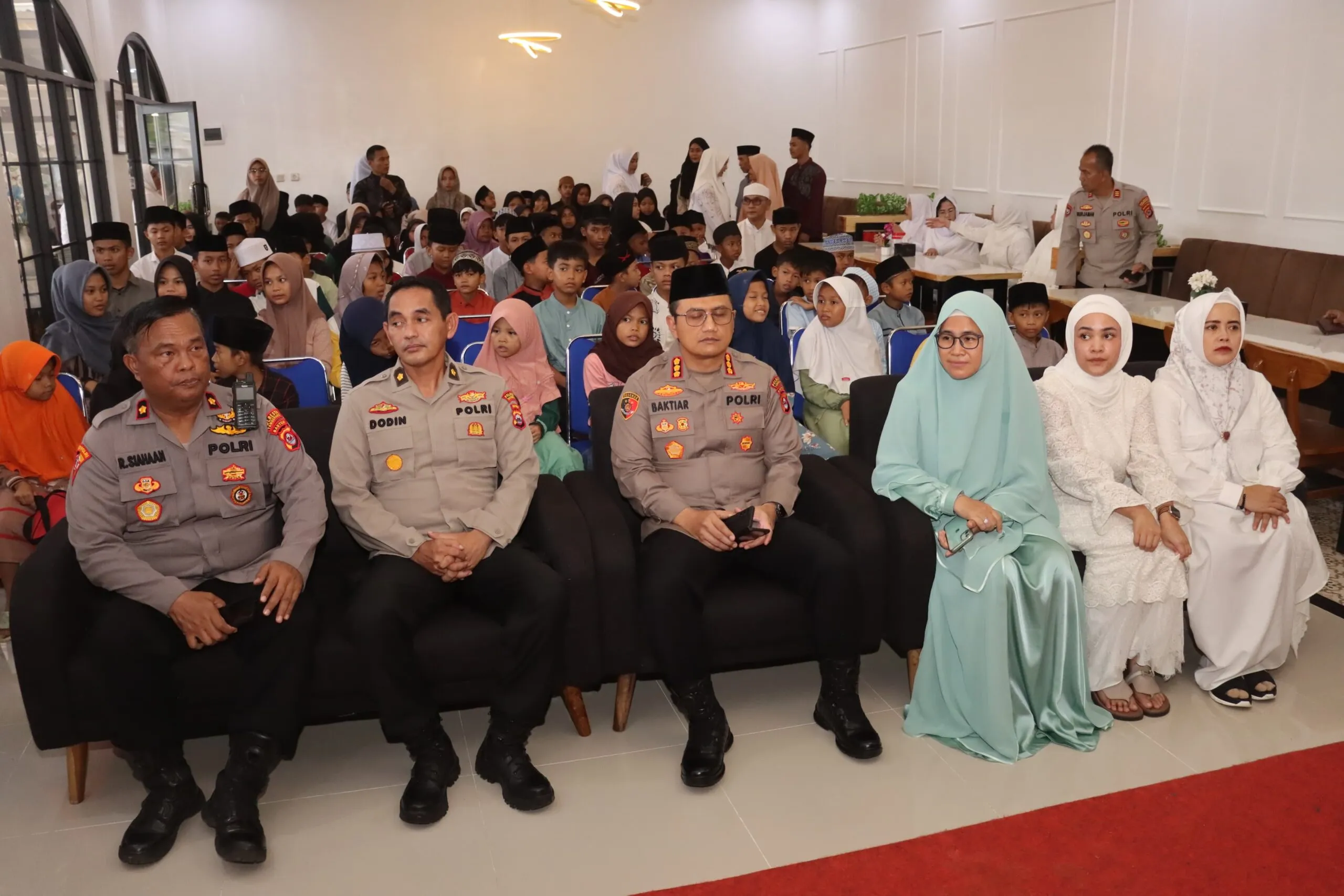 Kebersamaan Kapolresta Tangerang dengan Anak Yatim di Acara Baksos Ramadhan 2025